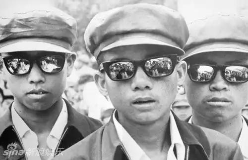 【星衣神探】高仓健引领硬汉范 风衣墨镜超有型