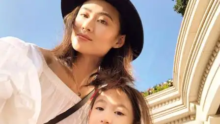 李安琪不讲中文,安慰女儿中文十分标准,吴京怒吼不要跟我讲英文