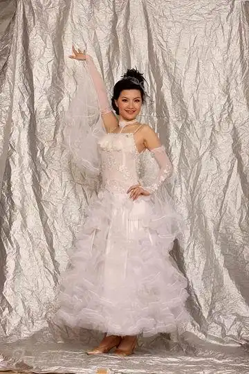 陈蓉表演探戈和桑巴新浪娱乐讯 东方卫视主持人版《舞林大会》第三期