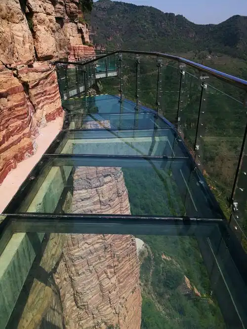 东太行景区,这里有一段特殊的玻璃栈道,高空中玻璃碎裂的声音响起