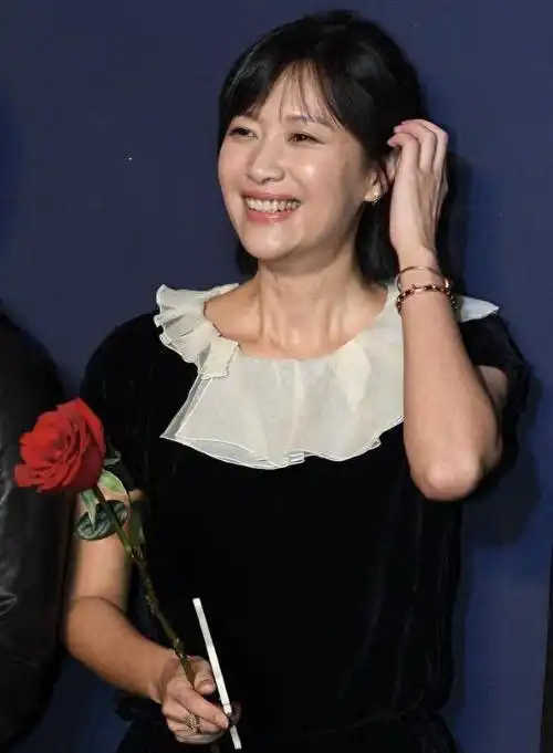 49岁徐静蕾出现日本,除了身材的变化,让人关心的是她的感情状况