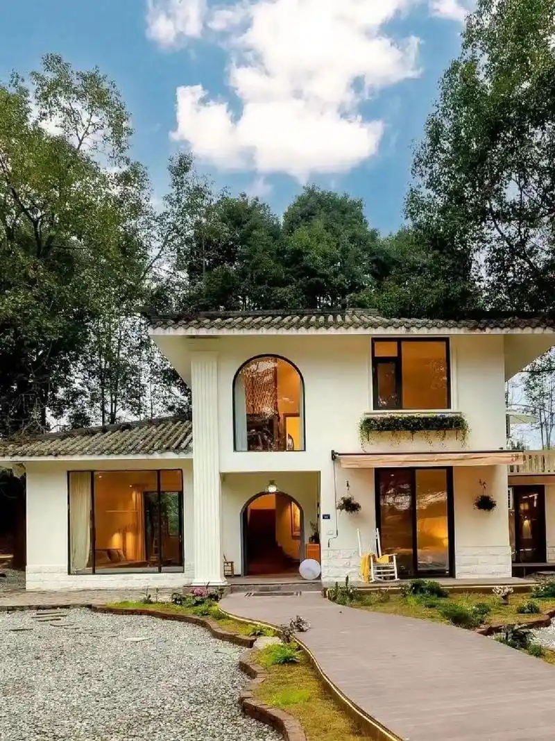 最近新出的一个小别墅,庭院很大很大~占地1700㎡,位于青城山脚下.