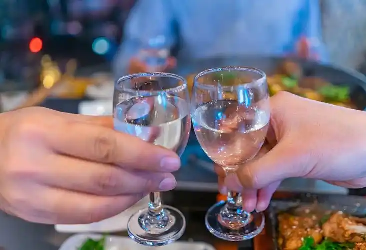 敬酒 碰杯 白酒 酒图片_敬酒 碰杯 白酒 酒高清图片素材库