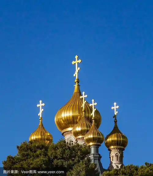 以色列耶路撒冷橄榄山上圣母玛利亚抹大拉东正教教堂的圆顶,在蓝天的