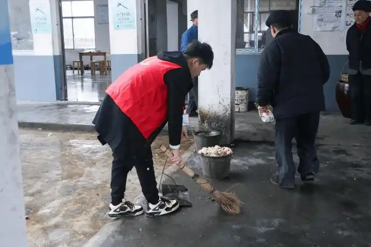 志愿者打扫卫生