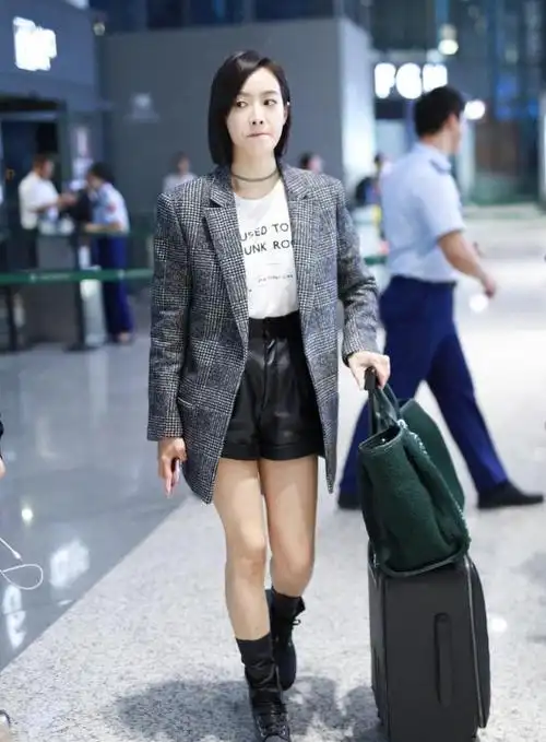 宋茜机场成秀场,灰色西装短皮裤大秀美腿,难掩霸气御姐气息