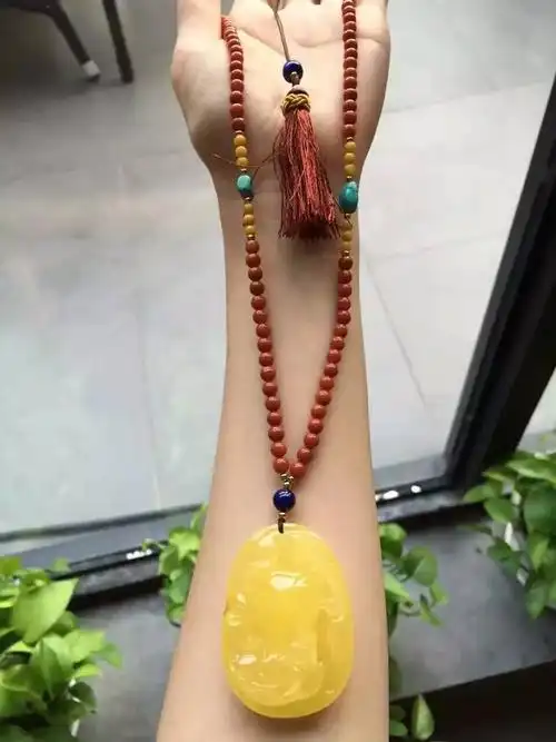 天然鸡油黄蜜蜡吊坠(配5mm满肉南红项链)
