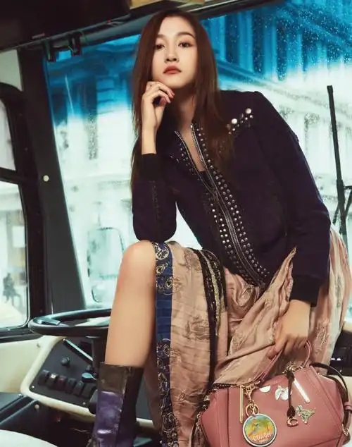 关晓彤打扮重返16岁?穿"番茄衫"卖力装嫩,长腿却实力打脸!