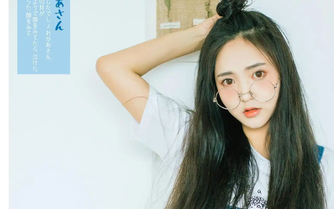 半丸子头可爱韩系少女写真电脑壁纸图片下载