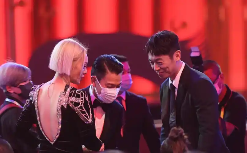 宁静与刘德华合照兴奋比心_表情_上海滩_网友