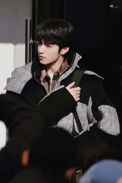 刘耀文坐地上吃盒饭##刘耀文横店演乞丐路透