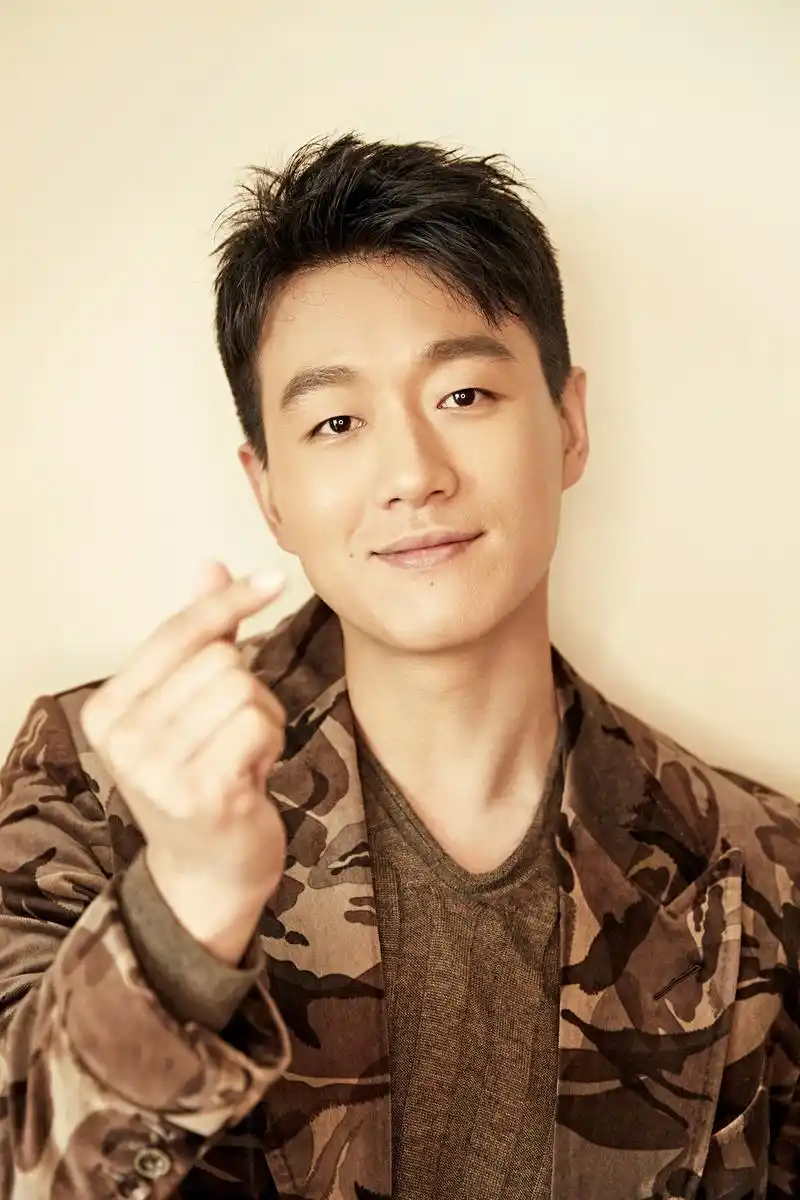 纵观他的演艺生涯,从一个奶油小生逐渐转变为一名硬汉,每部作品用心又