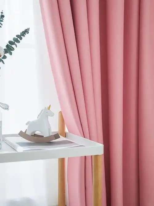 淡粉色墙配窗帘打造温馨家居