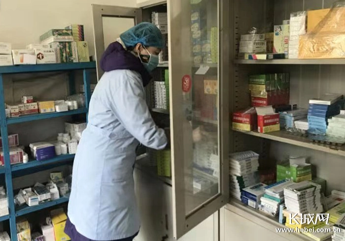 丁艳丽在诊所为村民拿药.