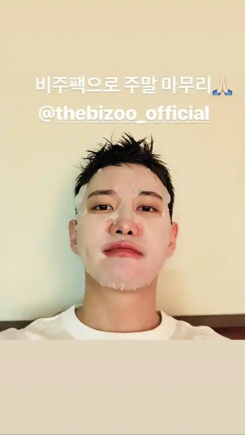 我们哥哥是一个精致男孩子啊,睡前敷面膜