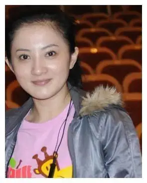 金铭:8岁一夜成名,22岁恋爱被渣男跟踪,如今41岁无人敢追?