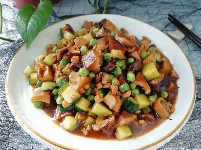 原创夏季家常下饭小炒,香菇这样做,营养搭配好,香喷喷好吃看得见
