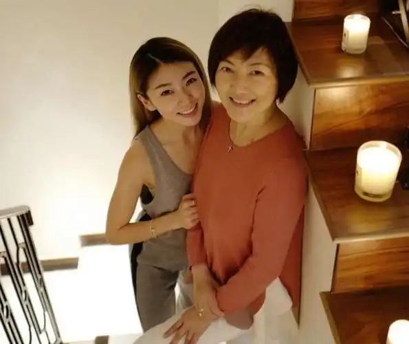 程晓玥妈妈身份被曝光家世背景让人震惊网友郑恺后悔吗