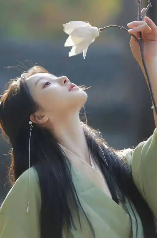 姜贞羽古风写真,撑伞执花,素雅纯净,意境朦胧唯美,氛围感满满_落叶