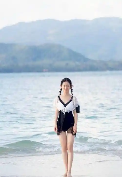 谢娜身穿蕾丝短裤在海边,大长腿超吸睛!减肥真的为颜值加分