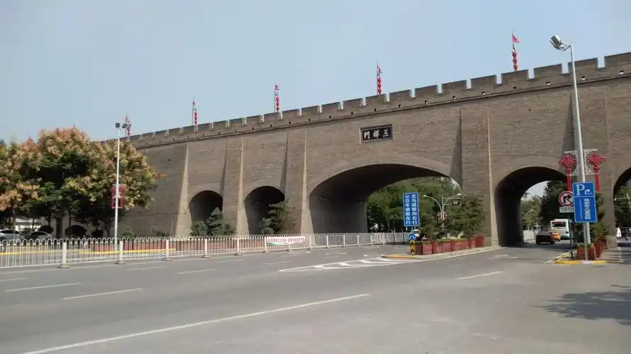 西安的玉祥门位于西安城墙的西段与莲湖区的莲湖路交叉口,在安定门的