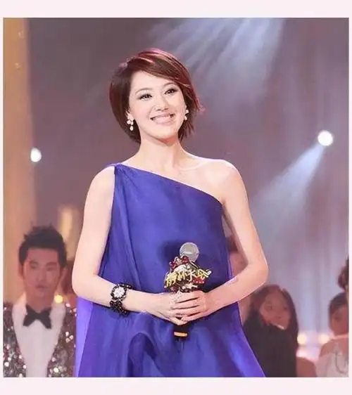 "听说他们私下可能已经是一家人了,这在东方卫视的合作里显得特别默契