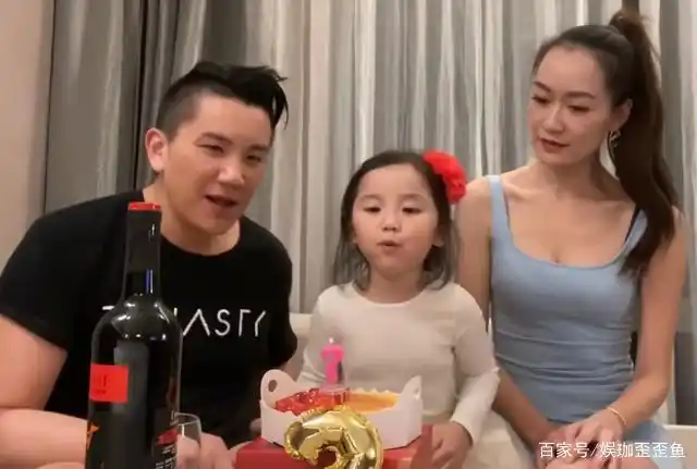 孙国豪夫妇为爱女庆生,杨泊霓身材有料,寿星女与爷爷秦汉隔代亲