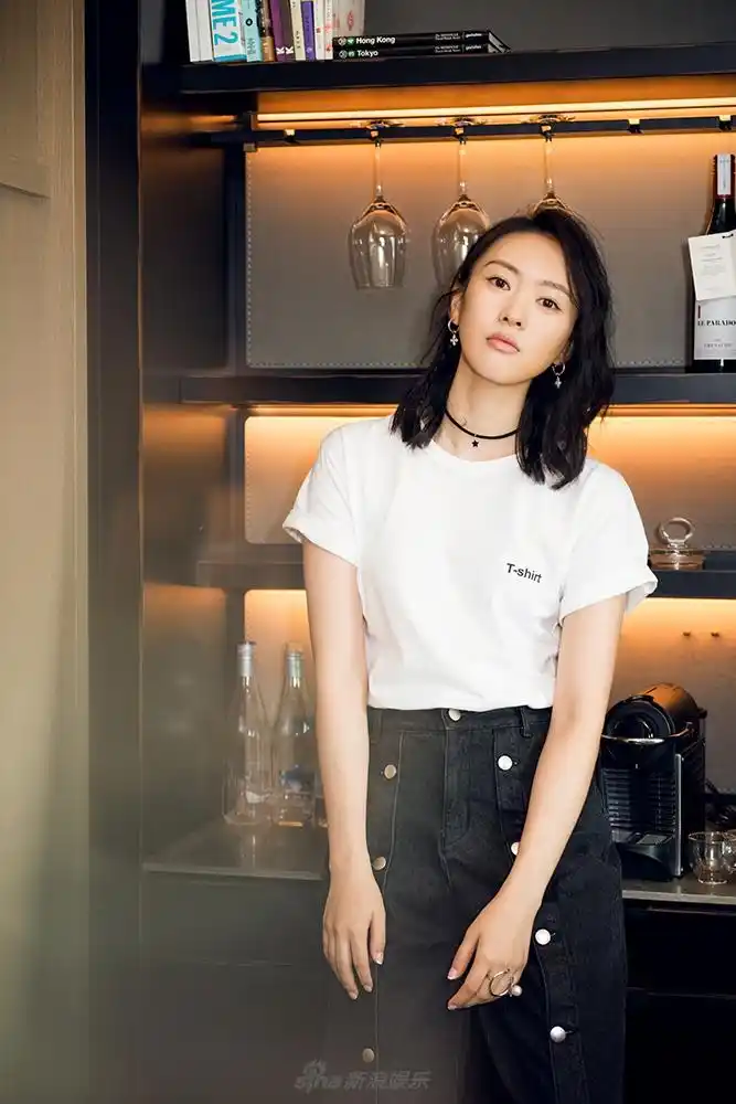 组图:童瑶大气亮相活动 简单潇洒美到发光