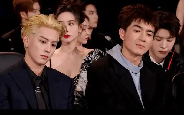 星光大赏台下好精彩:胡歌无聊睡着,赵露思看手机,王一博玩快闪_明星