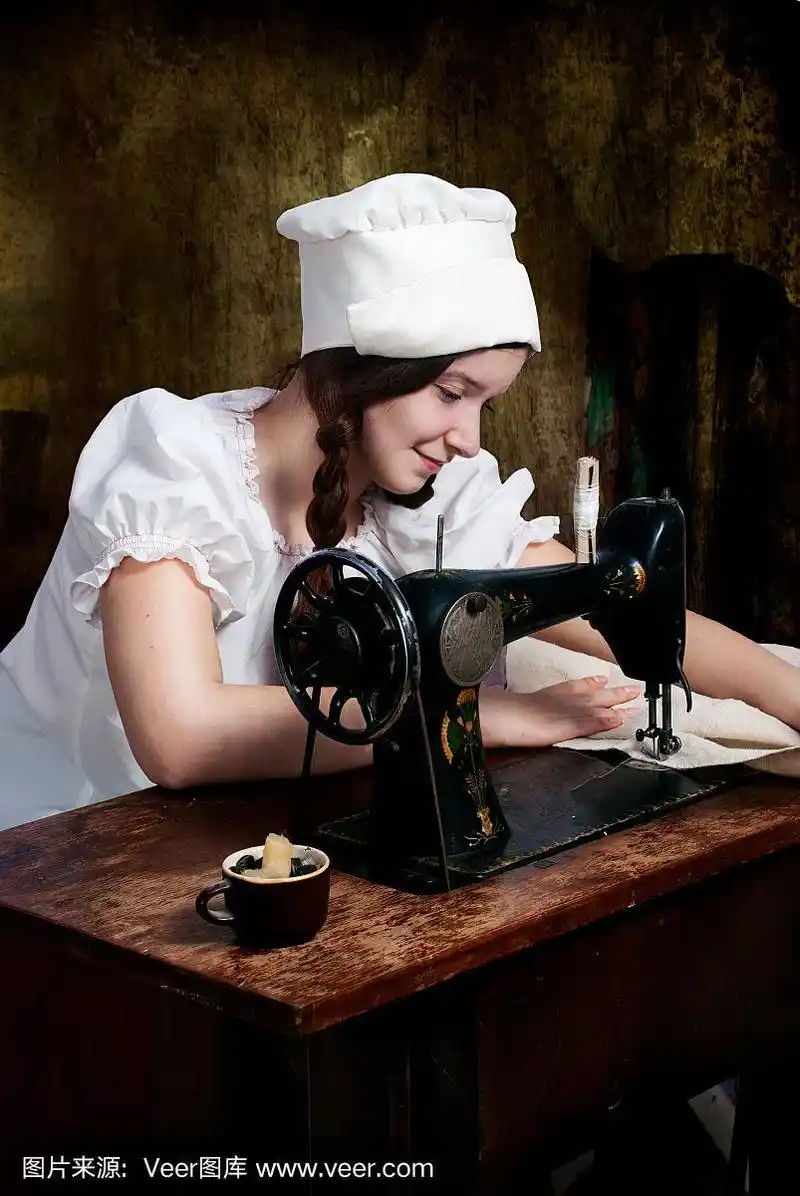 一个年轻的女裁缝用旧缝纫机的肖像
