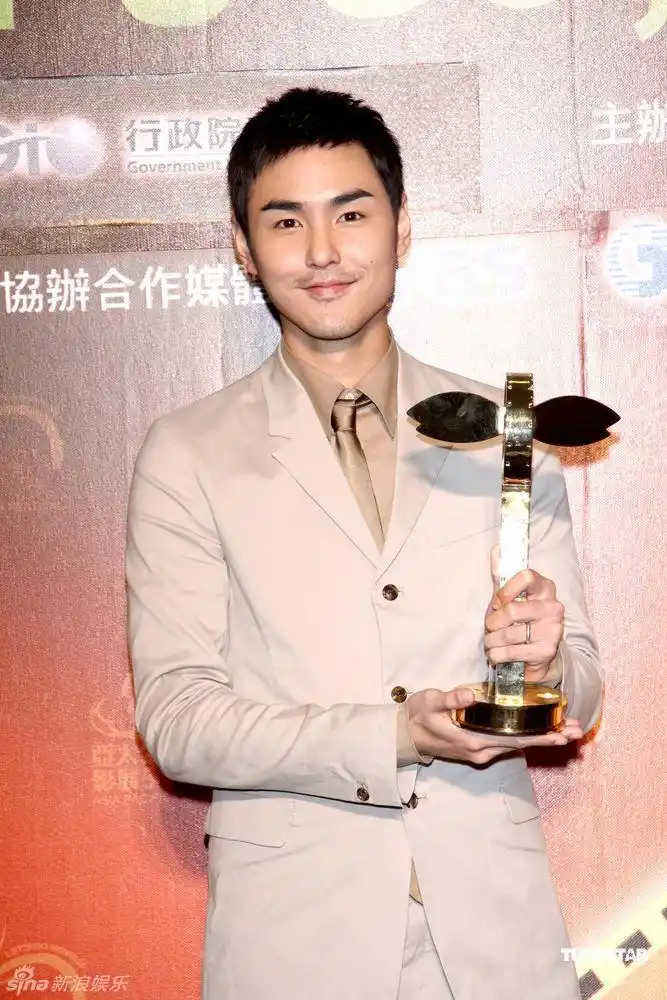 p>阮经天( i>ethan juan /i>),1982年11月8日出生于中国台湾台中市