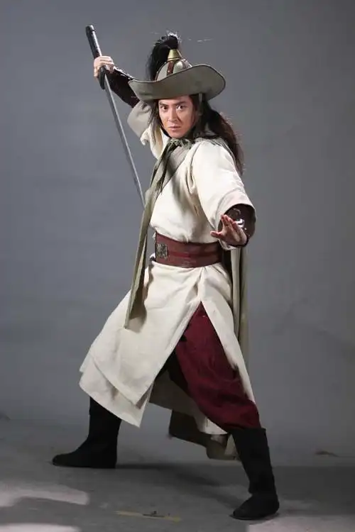 内地当红小生韩栋在该剧中出演"九纹龙"史进,满身青龙的扮相和野性