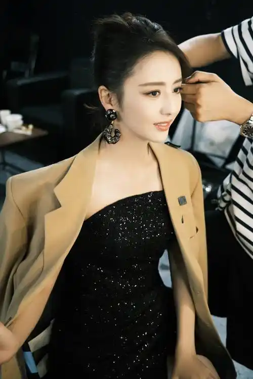 佟丽娅穿抹胸礼服秀锁骨长卷发妩媚披肩