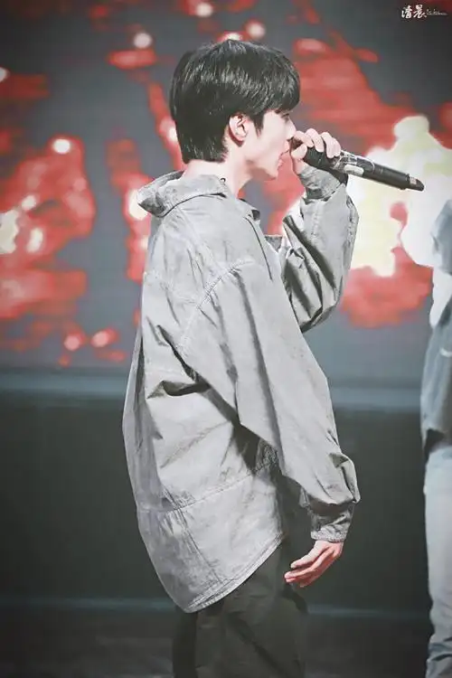 刘耀文巴蜀中学晚会