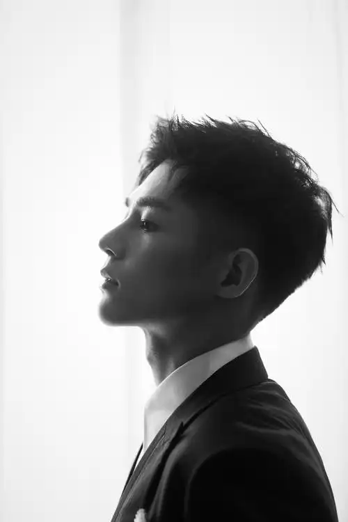 潘宥诚西装写真展帅气侧颜杀,即将上线《明星大侦探》_高清图集_新浪