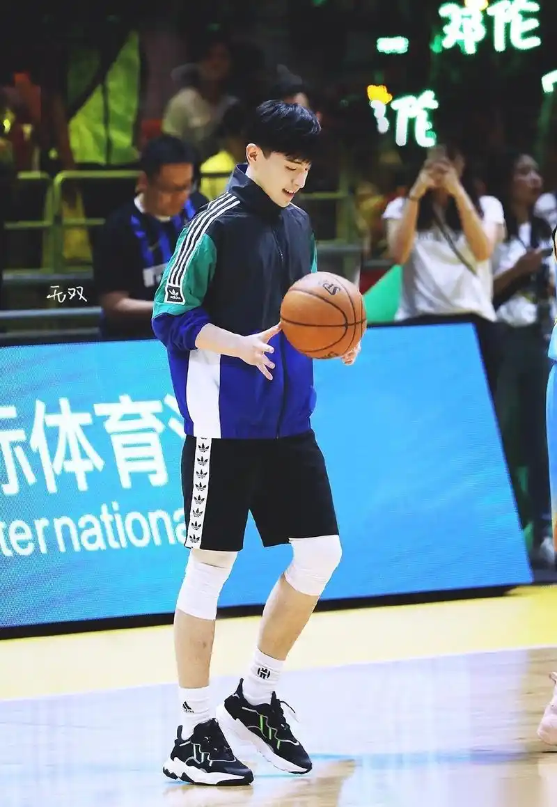 打篮球的邓伦也也太帅了吧.