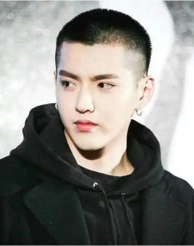 继杨洋之后,王源也剪了一寸头,颜值下降,被吐糟长得像冯小刚