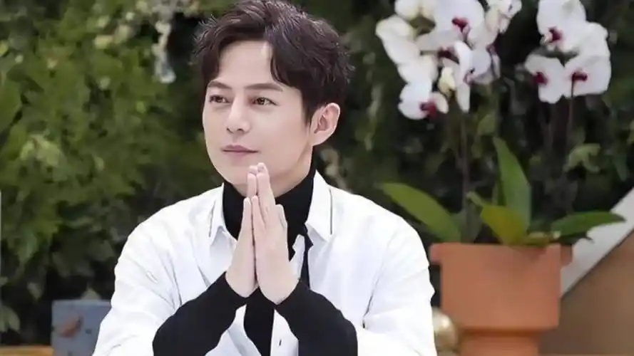 冻龄何炅与少女似同龄人,引发热议_网友_观众_照片