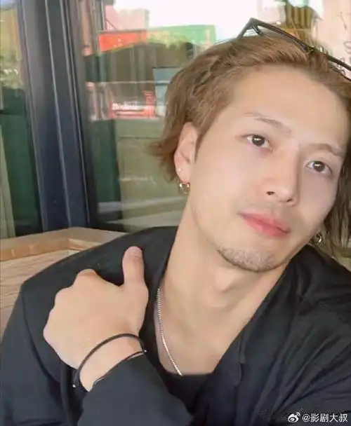 王嘉尔自曝抑郁症后和朋友洛杉矶度假,满脸胡渣好松弛