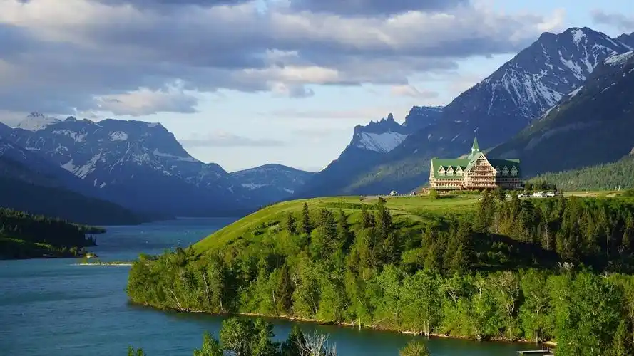 威尔士王子酒店,沃特顿湖,艾伯塔省,加拿大,洛矶山脉 壁纸 - 1366x768