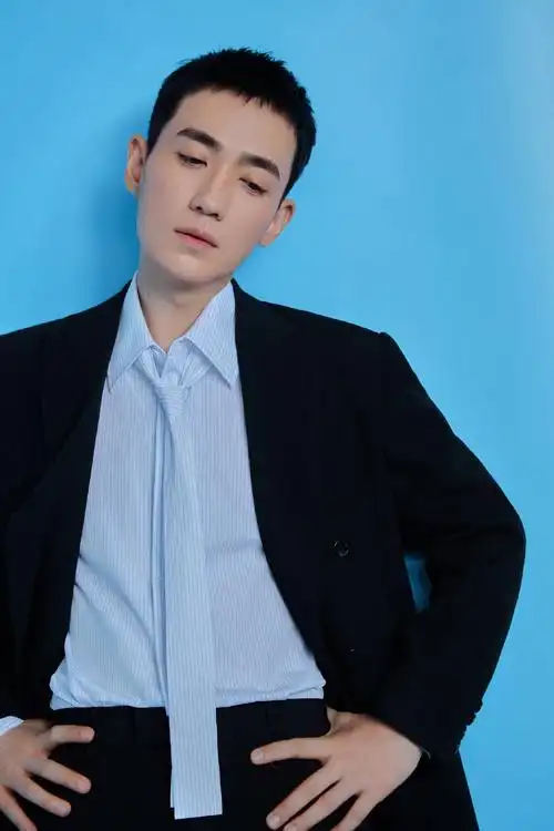 明星图片 大陆 男 朱一龙 > 朱一龙黑西装酷帅写真图片(6/9)朱一龙