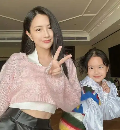 文章带女儿去迪士尼,不约新女友,反与包贝尔老婆包文婧组团带娃-腾讯