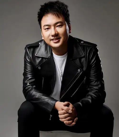 海来阿木生于四川省凉山州甘洛县人,中国内地著名男歌手,也是音乐创作