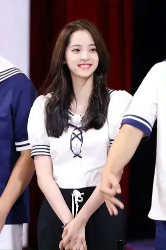 欧阳娜娜这张脸看着也就15岁吧?蓝白水手服换上,盛世美颜太甜