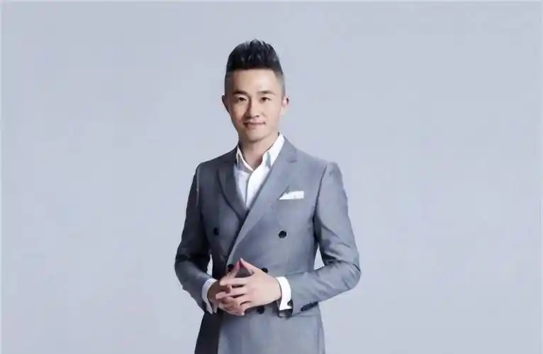 "上海一哥"程雷,身患肝炎娶小18岁娇妻主持,今夫妻俩退居幕后_工作