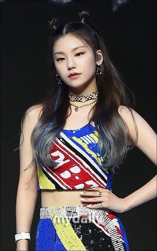 组图韩国女团itzy发新专辑炫彩造型动感时尚