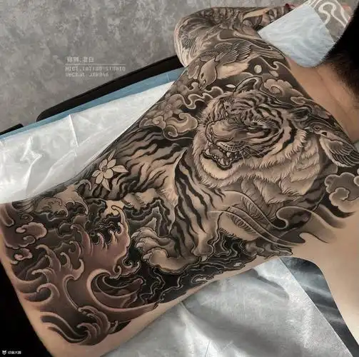 恶虎满背_背部新传统纹身图案大全 - 纹身大咖