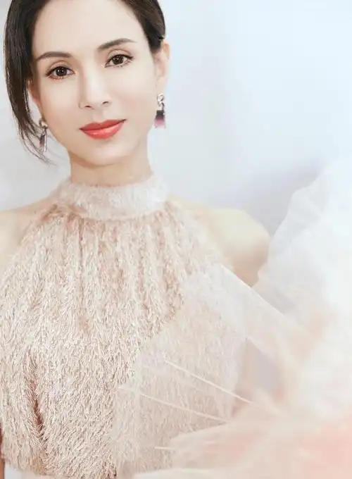 李若彤与季天笙相恋,两人关系亲密.