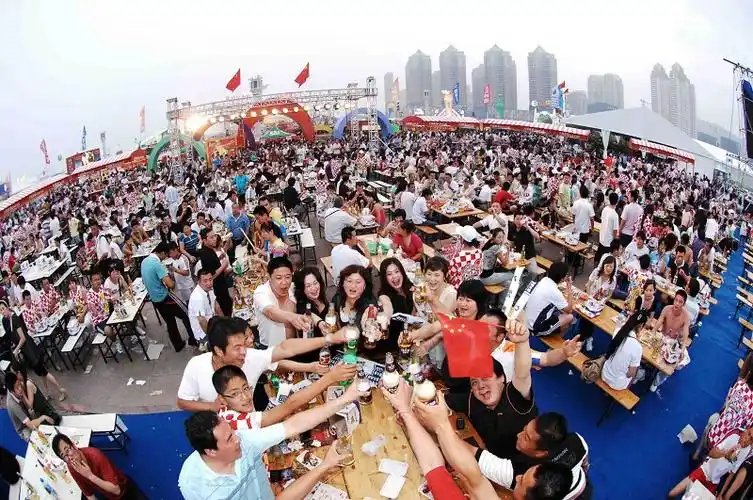 "不为别的,就是为了喝个高兴."在啤酒节现场,市民陈先生兴奋地说.