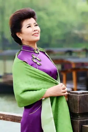 穿上旗袍的女人更显得端庄典雅高贵气质